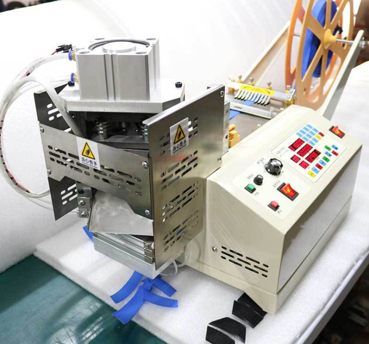 Ultrasonic webbing cutting machine for clean edge sealing and precision cutting